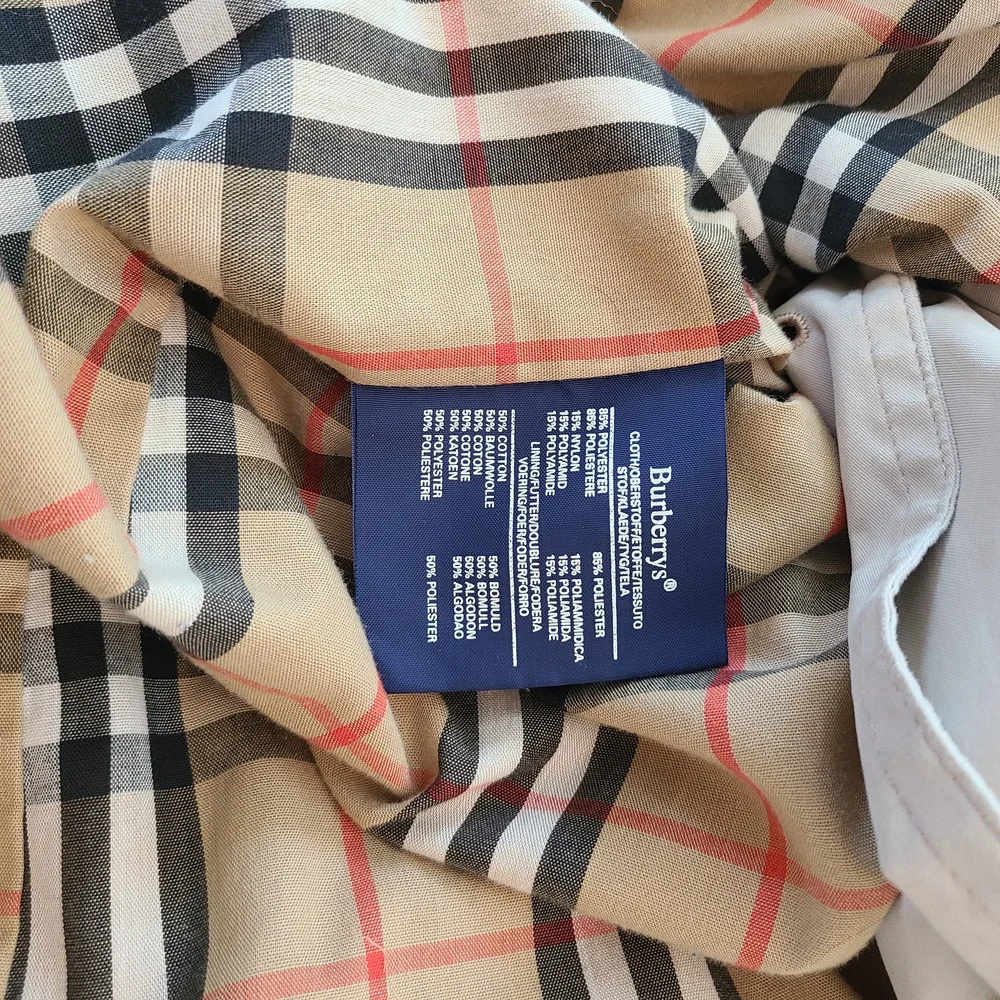 Burberry Beige Trench Coat with Classic Nova Check Lining - Picture 8 of 8